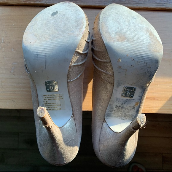 Bakers Goldee gold shimmer leather knot peep toe pumps - Picture 5 of 7